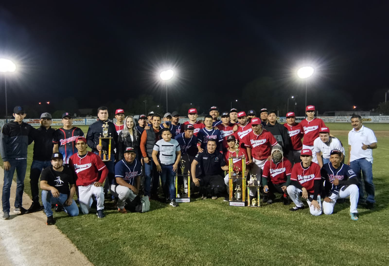 Vaqueros de 60 se cubre de gloria en la Liga Nocturna de Béisbol de Angostura