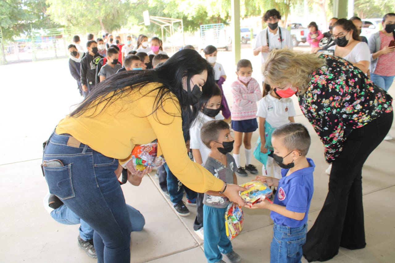 Con juguetes y dulces, Eneyda Rocha Ruíz les da alegría a niños de Angostura