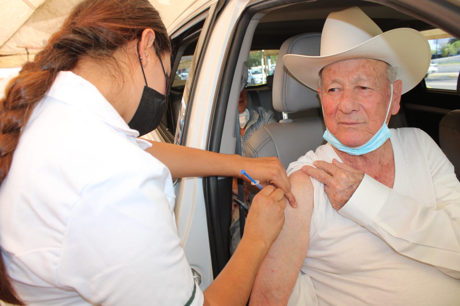 Recibe el alcalde, Miguel Ángel Angulo Acosta, la tercera vacuna, refuerzo en contra del COVID-19