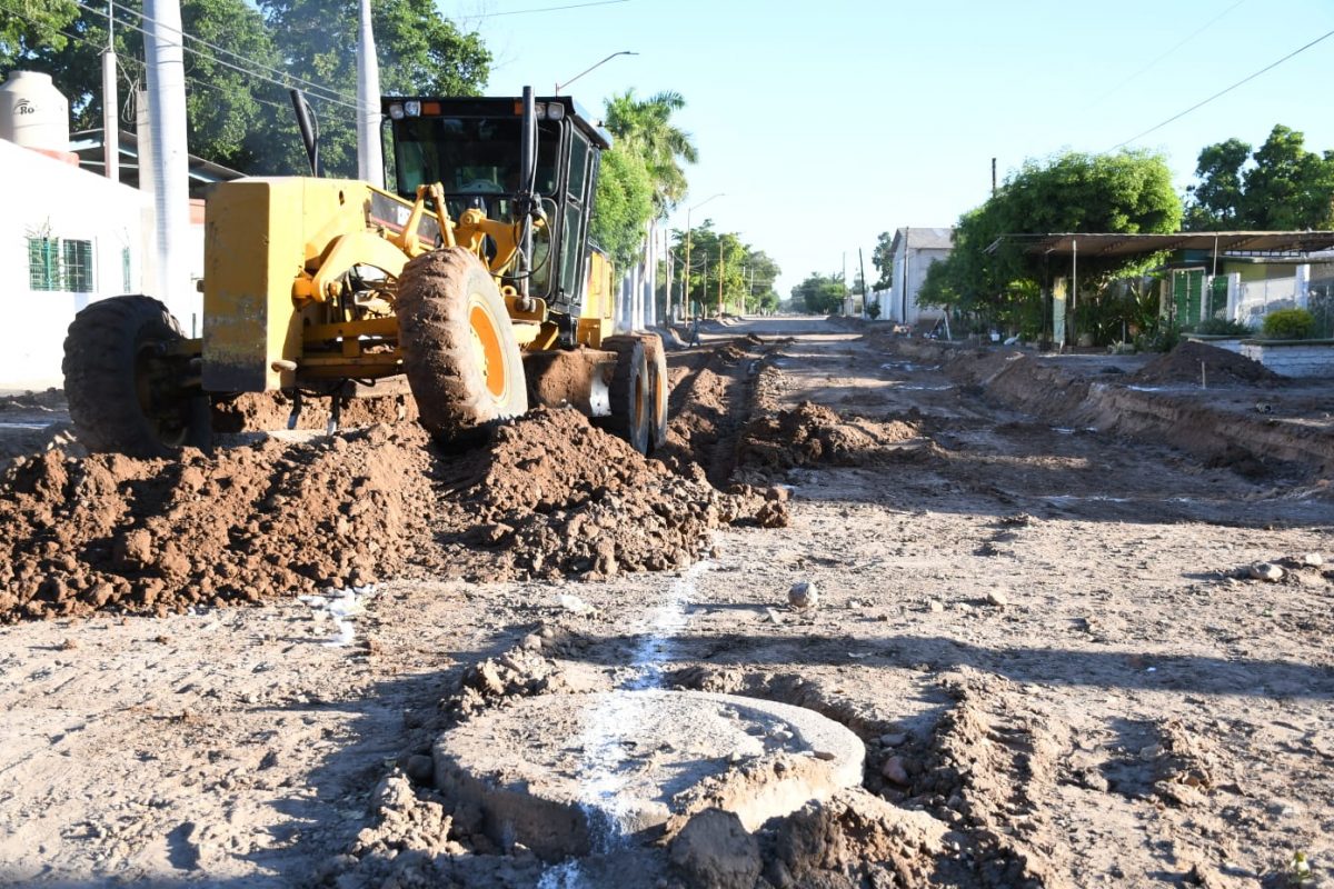 Alcalde, Miguel Ángel Angulo Acosta, logra la pavimentación completa de la calle 5 de Mayo, en Alhuey