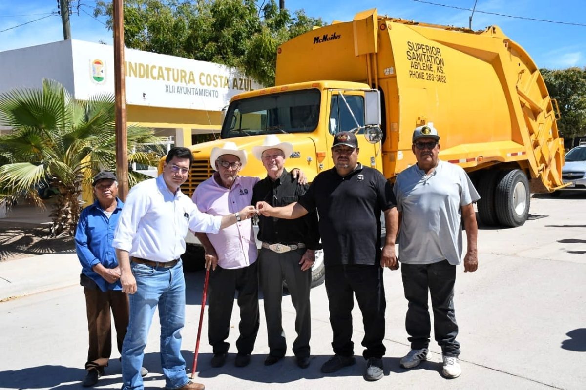 Entrega alcalde, Miguel Ángel Angulo Acosta, carro recolectar de basura en Costa Azul