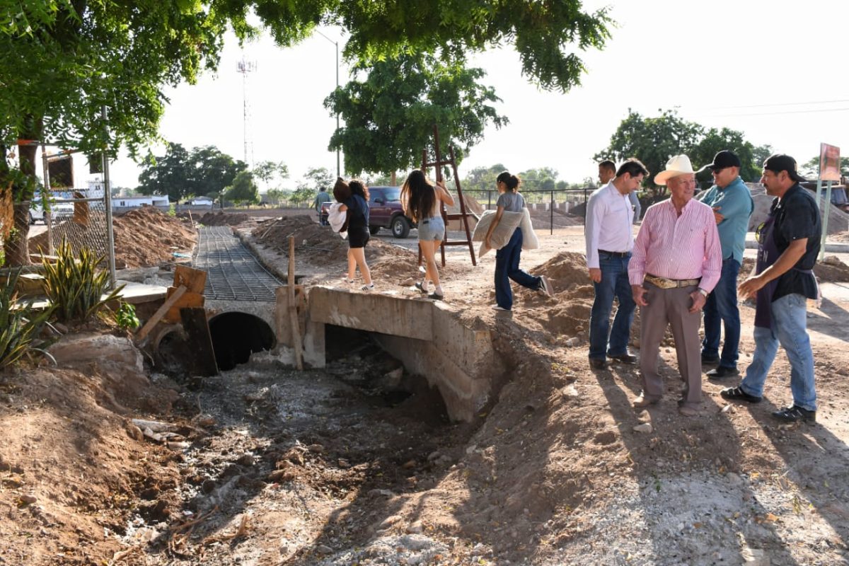 De norte a sur el alcalde, Miguel Ángel Angulo Acosta, recorre el municipio para constatar las obras que están a punto de terminarse