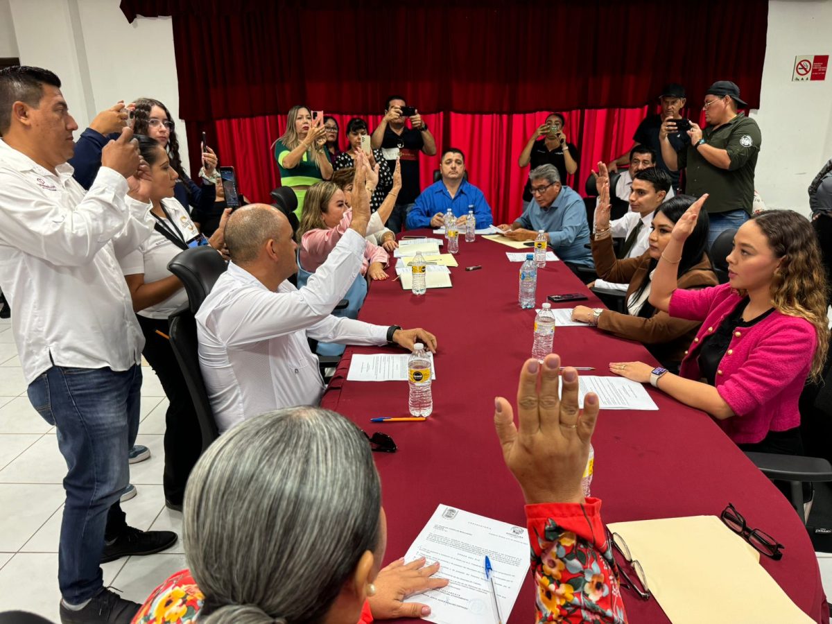 Alcalde, Alberto «Capy» Rivera Camacho, le toma protesta a su Secretario del Ayuntamiento y Tesorero Municipal